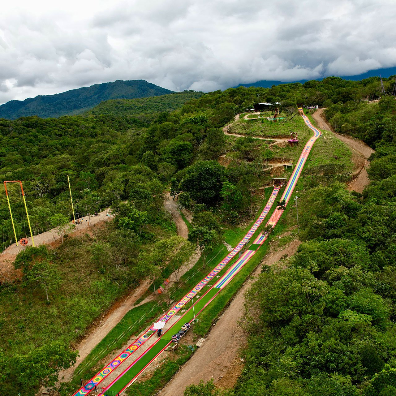 Vista aérea de senderos y miradores en Colina Achagua