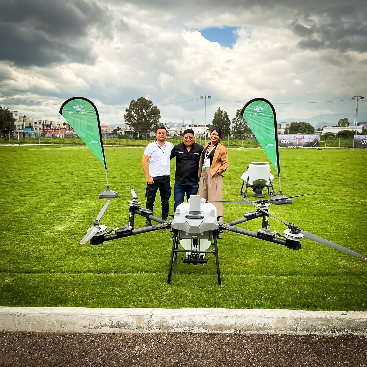 Equipo SIATC con dron agrícola sobre césped